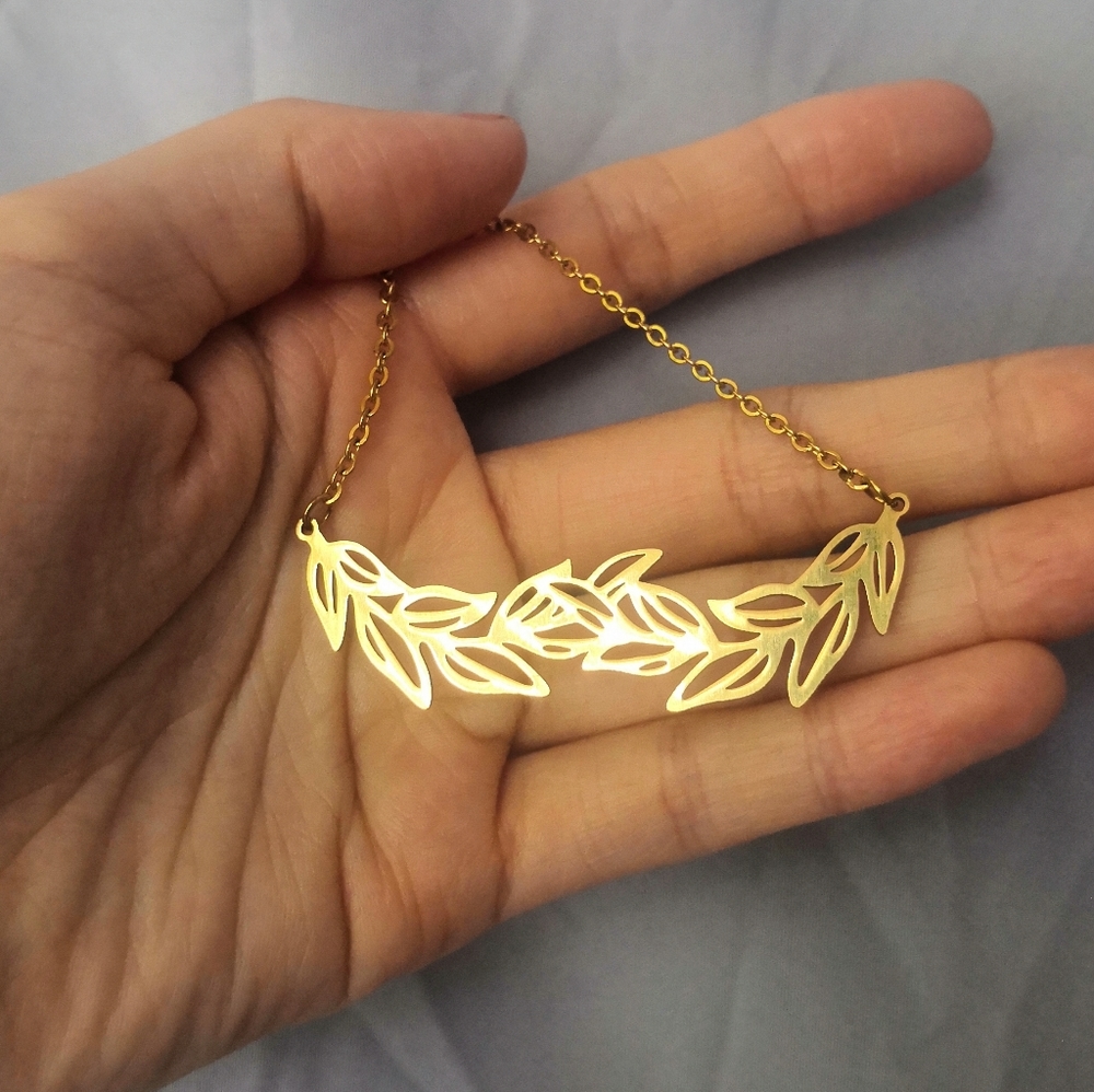 Leafy branches necklace